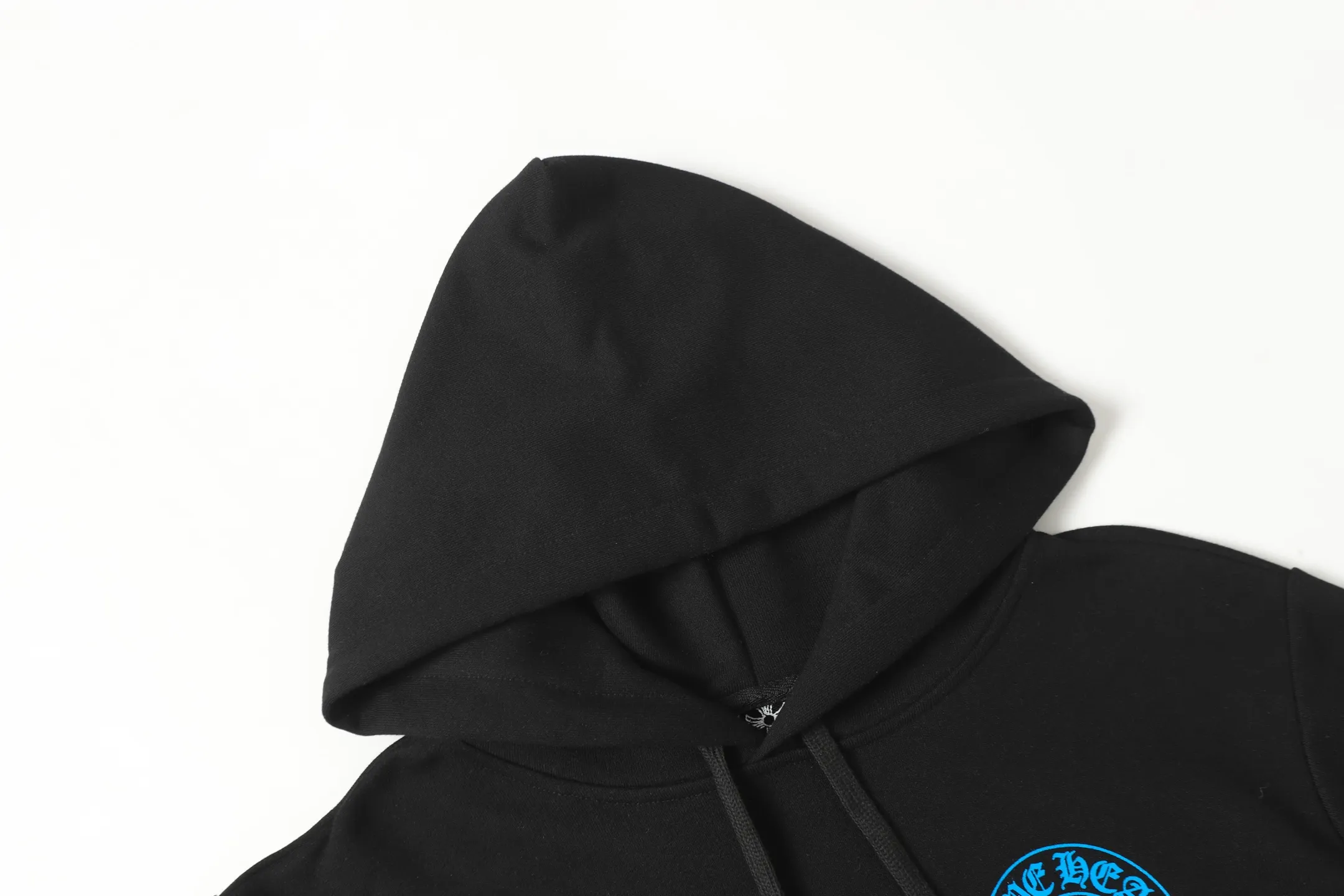 P240 Cross-border running quantity model, please do not place an order if you pursue quality - Chrome Hearts/Chrome Heart Cross ✝️ Sanskrit printed hooded sweatshirt - High weight, high density and high quality. The wool is soft, delicate and skin-friendly. It feels soft and silky. It has excellent warmth and skin-friendly properties - Custom-woven and dyed, no color difference. No matter the fabric or workmanship details, it beats the ordinary version on the market - Hardware zipper accessories are all customized, full of details -Colour: black white -Size: S M L XL
